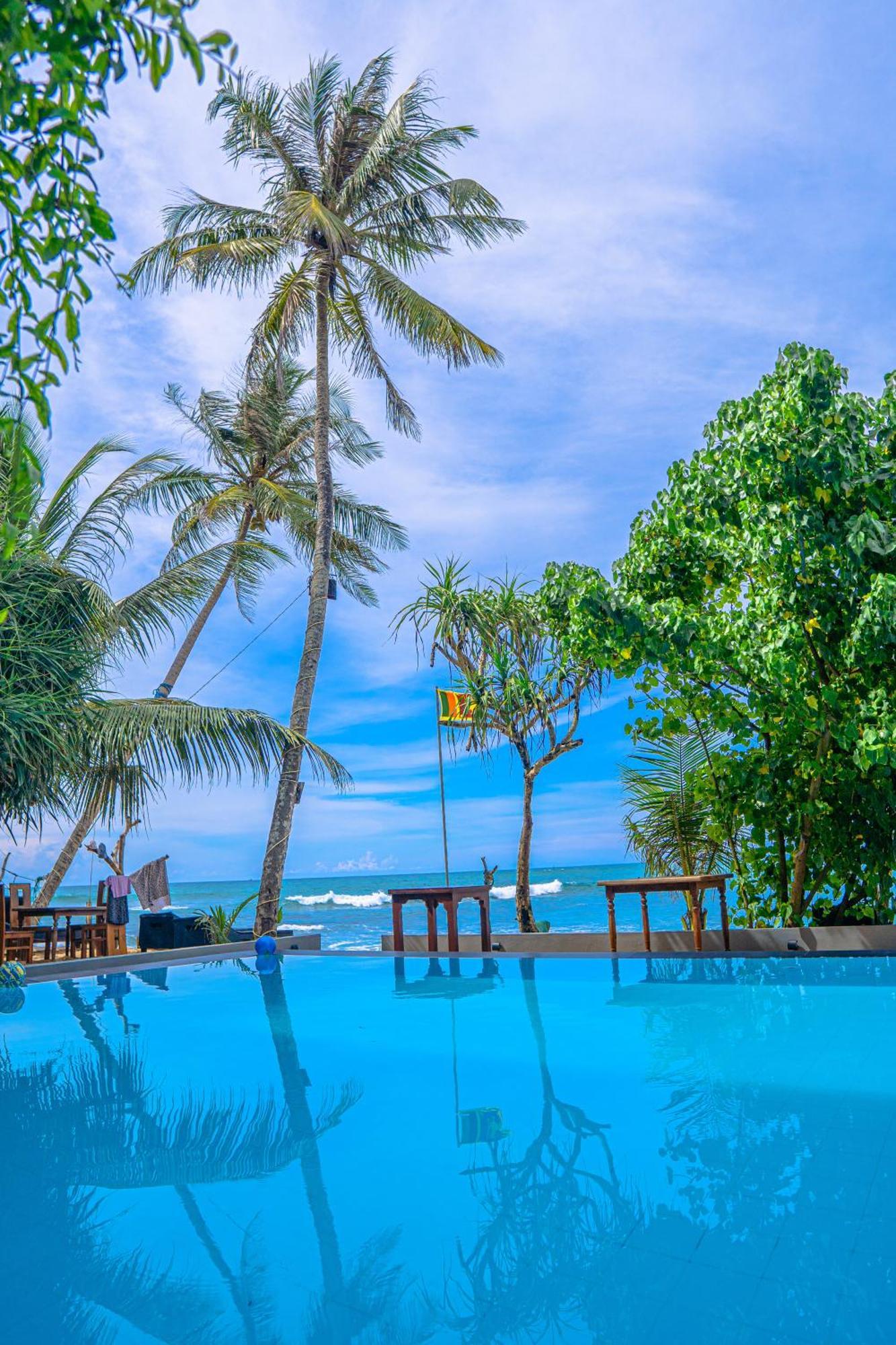 Cool Beach Hotel Hikkaduwa Buitenkant foto