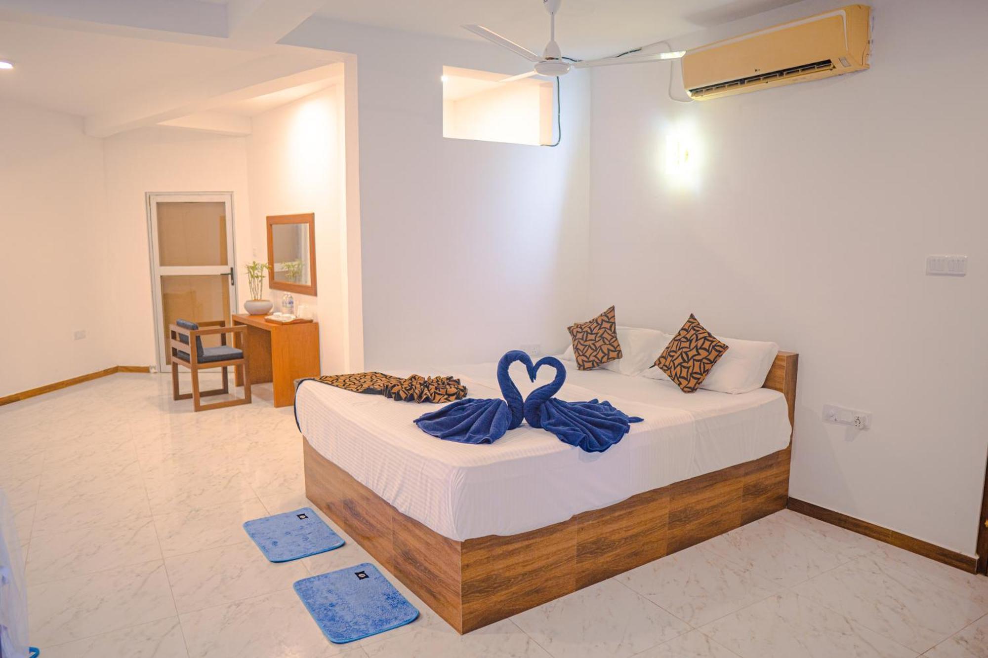 Cool Beach Hotel Hikkaduwa Buitenkant foto