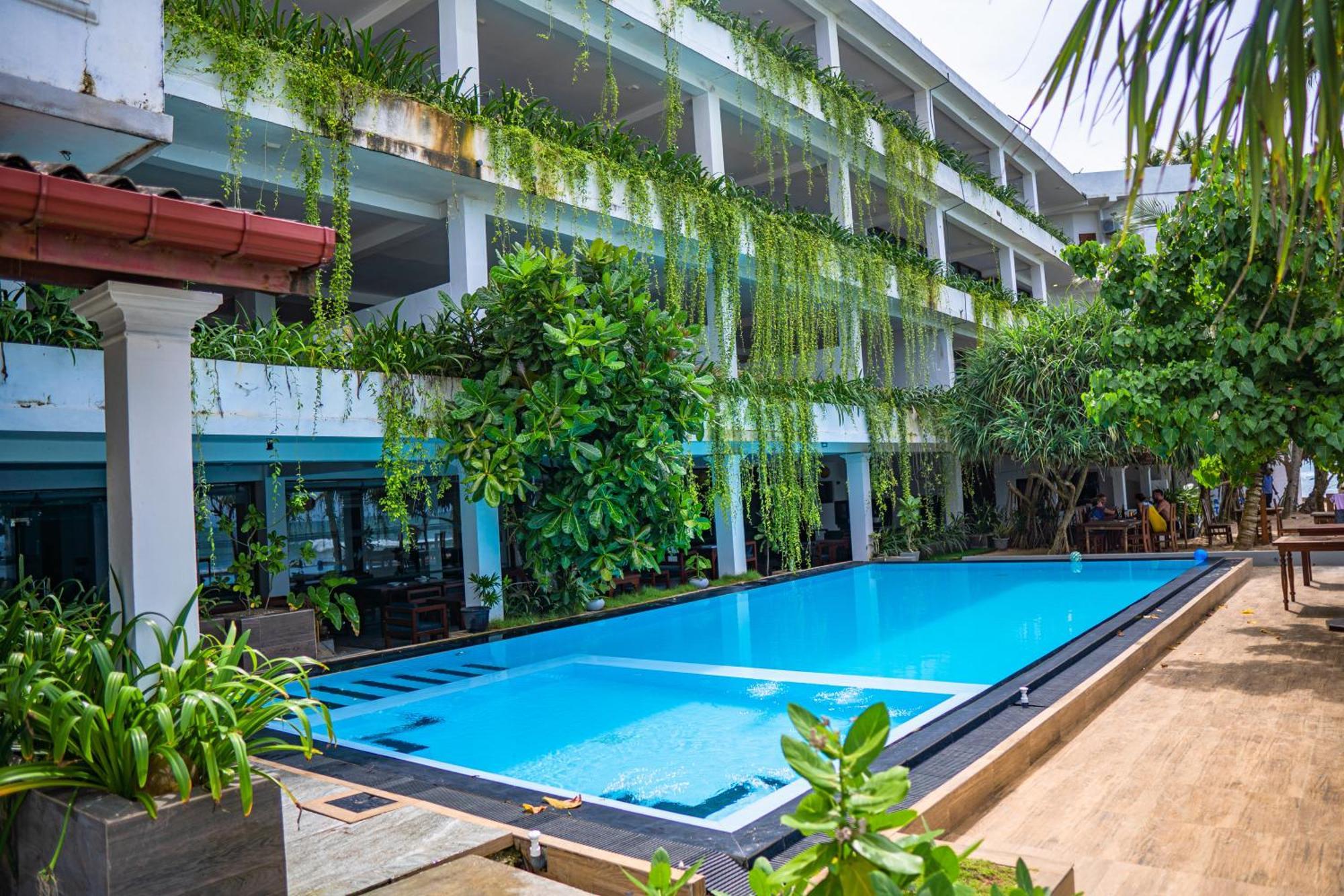 Cool Beach Hotel Hikkaduwa Buitenkant foto