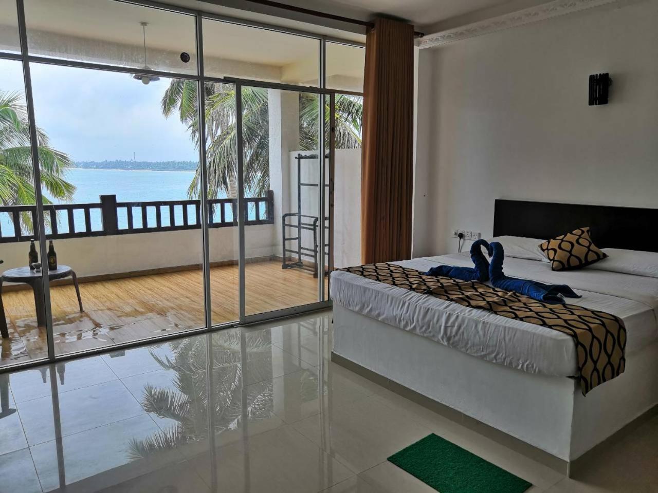 Cool Beach Hotel Hikkaduwa Buitenkant foto